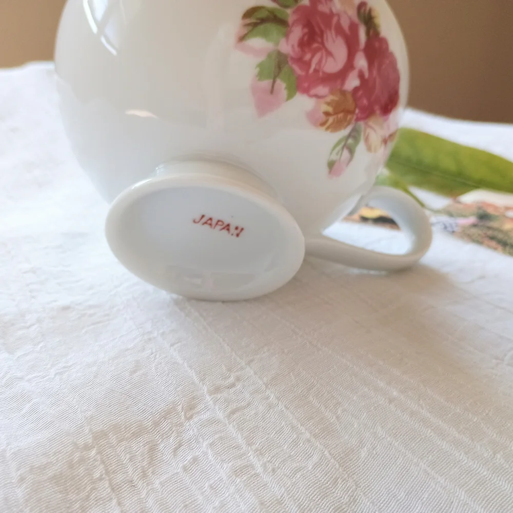 🌹 ROSETTE CORE 🌹 VTG squatty white porcelain Japanese teacup, Coquette Style